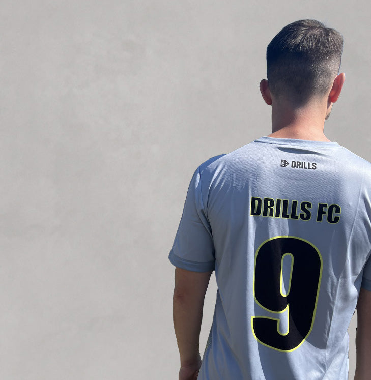 Model trägt ein eigen Designtes Trikot von DRILLS